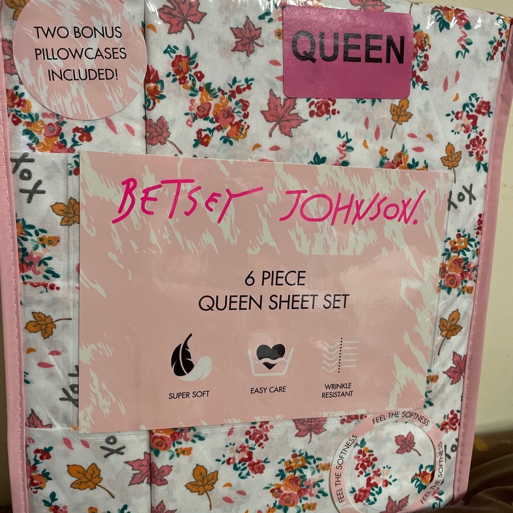 Betsey Johnson 6 piece Queen sheet set. Fall pattern